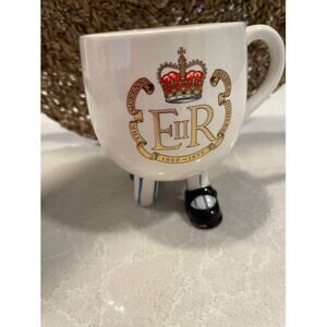 Queen Elizabeth II silver Jubilee curtsy cup 1952-1977 kneeling beefeater guard